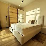 Cozy Getaway - Near Airport شقة