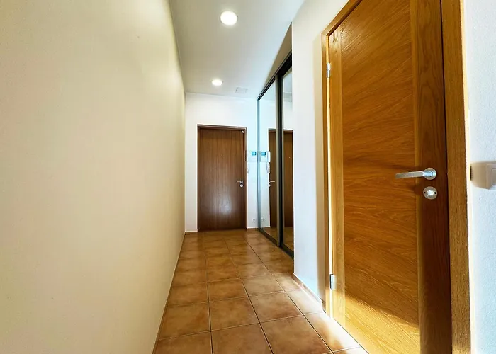 Cozy Getaway - Near Airport Dzīvoklis