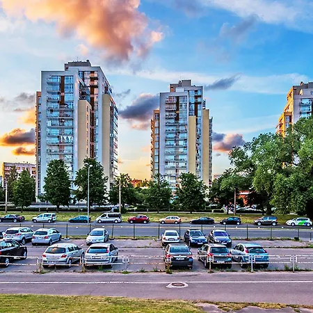 Cozy Getaway - Near Airport Апартаменты *