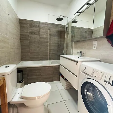 Cozy Getaway - Near Airport Апартаменты Рига